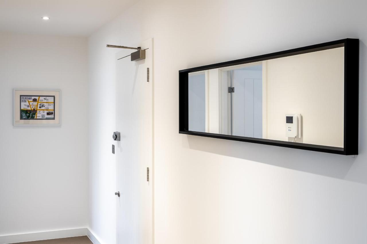 St Albans 2 Bed Luxury City Apartment, 5 Mins Walk To Train & Allocated Parking Ngoại thất bức ảnh